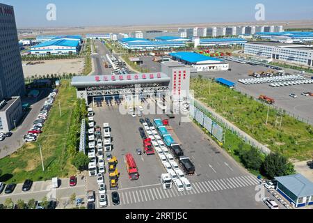 230727 -- HORGOS, 27 luglio 2023 -- questa foto aerea scattata il 26 luglio 2023 mostra veicoli fatti in casa nell'area di Horgos Comprehensive bonded nella regione autonoma dello Xinjiang Uygur della Cina nordoccidentale. Sempre più automobili prodotte a livello nazionale sono state esportate attraverso il porto di Horgos, uno dei porti cinesi più vicini all'Asia centrale e all'Europa tramite trasporto terrestre, verso paesi lungo la cintura e la strada, tra cui Kazakistan, Uzbekistan e Russia. CHINA-XINJIANG-HORGOS-VEHICLES-EXPORT CN DINGXLEI PUBLICATIONXNOTXINXCHN Foto Stock