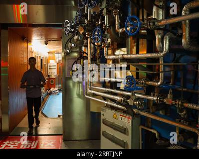 230727 -- GUANGZHOU, 27 luglio 2023 -- Un ricercatore esce dall'area di controllo del piccolissimo angolo di diffusione di neutroni VSAN della Cina Spallation Neutron Source CSNS a Dongguan, nella provincia del Guangdong, nella Cina meridionale, 18 luglio 2023. Nella città di Dongguan si trova un progetto sci-tech di livello mondiale -- China Spallation Neutron Source CSNS. Da quando è stata avviata, nell'agosto 2018, sono stati affrontati oltre 1.000 compiti di ricerca. Soprannominato un super microscopio, una sorgente di neutroni di spallazione può produrre e accelerare i protoni prima di sfonderli nel bersaglio per produrre neutroni, e i fasci di neutroni saranno diretti Foto Stock