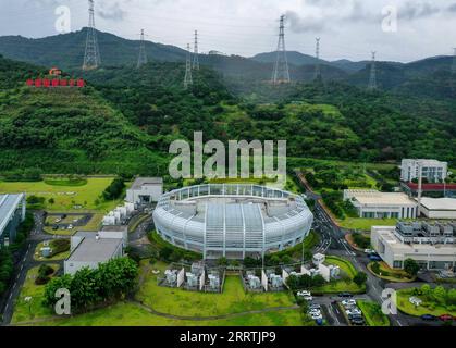 230727 -- GUANGZHOU, 27 luglio 2023 -- questa foto aerea scattata il 18 luglio 2023 mostra il CSNS della sorgente di neutroni di spallazione della Cina a Dongguan, nella provincia del Guangdong della Cina meridionale. Nella città di Dongguan si trova un progetto sci-tech di livello mondiale -- China Spallation Neutron Source CSNS. Da quando è stata avviata, nell'agosto 2018, sono stati affrontati oltre 1.000 compiti di ricerca. Soprannominato un super microscopio, una sorgente di neutroni di spallazione può produrre e accelerare i protoni prima di sfonderli nel bersaglio per produrre neutroni, e i fasci di neutroni saranno diretti per colpire i campioni di materiale. I ricercatori possono quindi dedurre con precisione Foto Stock