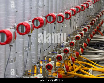 230727 -- GUANGZHOU, 27 luglio 2023 -- questa foto scattata il 18 luglio 2023 mostra l'attrezzatura presso il laboratorio di tecnologia a radiofrequenza dell'acceleratore del CSNS della sorgente di neutroni di spallazione della Cina a Dongguan, nella provincia del Guangdong della Cina meridionale. Nella città di Dongguan si trova un progetto sci-tech di livello mondiale -- China Spallation Neutron Source CSNS. Da quando è stata avviata, nell'agosto 2018, sono stati affrontati oltre 1.000 compiti di ricerca. Soprannominato un super microscopio, una sorgente di neutroni di spallazione può produrre e accelerare i protoni prima di sfonderli nel bersaglio per produrre neutroni, e i fasci di neutroni saranno direzionali Foto Stock