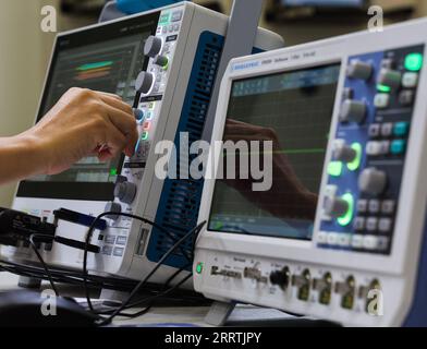 230727 -- GUANGZHOU, 27 luglio 2023 -- Un ricercatore gestisce apparecchiature presso il laboratorio di tecnologia a radiofrequenza dell'acceleratore della sorgente CSNS di neutroni di spallazione della Cina a Dongguan, nella provincia del Guangdong della Cina meridionale, 18 luglio 2023. Nella città di Dongguan si trova un progetto sci-tech di livello mondiale -- China Spallation Neutron Source CSNS. Da quando è stata avviata, nell'agosto 2018, sono stati affrontati oltre 1.000 compiti di ricerca. Soprannominato un super microscopio, una sorgente di neutroni di spallazione può produrre e accelerare i protoni prima di sfonderli nel bersaglio per produrre neutroni, e i fasci di neutroni saranno diretti verso Foto Stock