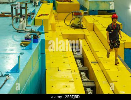 230727 -- GUANGZHOU, 27 luglio 2023 -- un ingegnere installa apparecchiature diffractometriche di neutroni ad alta risoluzione presso la China Spallation Neutron Source CSNS a Dongguan, nella provincia del Guangdong della Cina meridionale, 18 luglio 2023. Nella città di Dongguan si trova un progetto sci-tech di livello mondiale -- China Spallation Neutron Source CSNS. Da quando è stata avviata, nell'agosto 2018, sono stati affrontati oltre 1.000 compiti di ricerca. Soprannominato un super microscopio, una sorgente di neutroni di spallazione può produrre e accelerare i protoni prima di sfonderli nel bersaglio per produrre neutroni, e i fasci di neutroni saranno diretti per colpire il campione di materiale Foto Stock