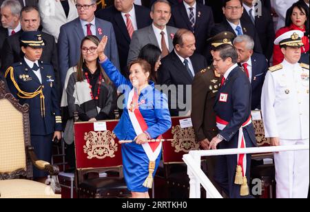 News Bilder des Tages 230730 -- LIMA, 30 luglio 2023 -- il presidente peruviano Dina Boluarte partecipa a una parata per celebrare il 202° anniversario dell'indipendenza del Perù a Lima, Perù, 29 luglio 2023. PERÙ-LIMA-COMMEMORAZIONE-INDIPENDENZA-PARATA MarianaxBazo PUBLICATIONxNOTxINxCHN Foto Stock