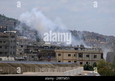 230731 -- BEIRUT, 31 luglio 2023 -- il fumo dai razzi sale sopra il campo di Ain al-Helweh per rifugiati palestinesi durante gli scontri tra il movimento Fatah e i militanti islamisti vicino Sidon, nel sud del Libano, il 30 luglio 2023. Nel campo di Ain al-Helweh sono scoppiati scontri armati tra i membri del movimento Fatah e i militanti islamisti sin dalle prime domeniche, uccidendo almeno sei persone e ferendo oltre trenta persone. Foto di /Xinhua LEBANON-AIN AL-HELWEH SCONTRI ARMATI CON CAMPO PROFUGHI AlixHashisho PUBLICATIONxNOTxINxCHN Foto Stock