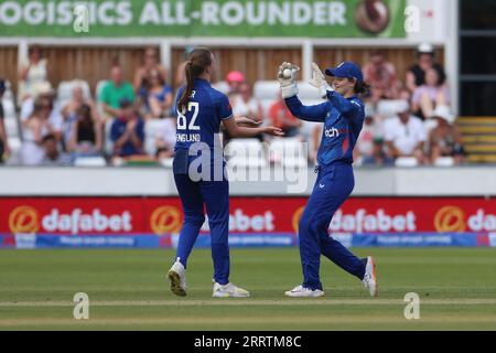 Chester le Street, Regno Unito. Lauren Filer of England celebra con Amy Jones (WK) dopo aver preso il wicket di Hasini Perera durante il primo Metro Bank One Day International tra le donne inglesi e le donne dello Sri Lanka al Seat Unique Riverside, Chester le Street sabato 9 settembre 2023. (Foto: Mark Fletcher | mi News) crediti: MI News & Sport /Alamy Live News Foto Stock