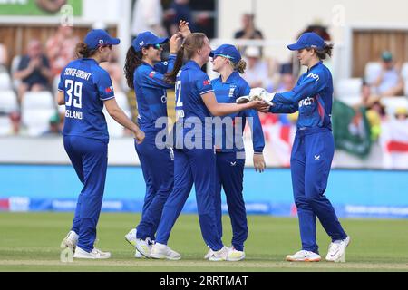 Chester le Street, Regno Unito. Lauren Filer of England celebra con Amy Jones (WK) dopo aver preso il wicket di Kavisha Dilhari durante il primo Metro Bank One Day International tra le donne inglesi e le donne dello Sri Lanka al Seat Unique Riverside, Chester le Street sabato 9 settembre 2023. (Foto: Mark Fletcher | mi News) crediti: MI News & Sport /Alamy Live News Foto Stock