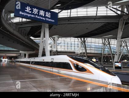 230801 -- PECHINO, 1 agosto 2023 -- Un treno che opera sulla Beijing-Tianjin Intercity Railway parte dalla stazione ferroviaria di Pechino Sud a Pechino, capitale della Cina, 1 agosto 2023. La ferrovia interurbana Pechino-Tianjin ha celebrato il suo 15° anniversario di apertura martedì. Come prima ferrovia ad alta velocità HSR con una velocità di progettazione di 350 km/h in Cina, la Beijing-Tianjin Intercity Railway trasportava un totale di 340 milioni di passeggeri da quando è entrata in funzione. Nel 2022, la Cina aveva 42.000 km di HSR operative, classificandosi al primo posto al mondo, e la lunghezza della ferrovia ad alta velocità regolarmente funzionante a 350 Foto Stock