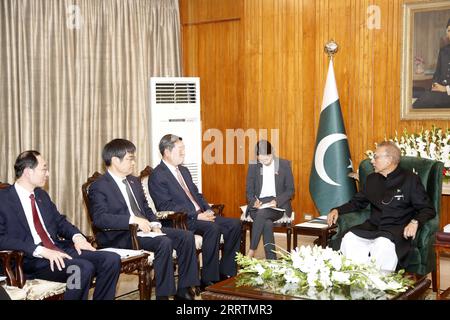 230801 -- ISLAMABAD, 1 agosto 2023 -- il presidente pakistano Arif Alvi incontra il vice Premier cinese He Lifeng C, il rappresentante speciale del presidente cinese Xi Jinping, a Islamabad, Pakistan, 31 luglio 2023. Lunedì ha partecipato all'evento decennale del CPEC corridoio economico Cina-Pakistan nella capitale pakistana, durante il quale ha letto la lettera di congratulazioni del presidente Xi e tenuto un discorso. PAKISTAN-ISLAMABAD-CINA-HE LIFENG-CPEC-ANNIVERSARIO-CELEBRAZIONE AHMADXKAMAL PUBLICATIONXNOTXINXCHN Foto Stock