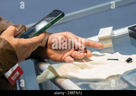 Bangkok, Bangkok, Thailandia. 9 settembre 2023. Un cliente scatta una foto di una grande pietra preziosa tagliata mentre assiste alla 68a Fiera delle gemme e dei gioielli di Bangkok che si tiene all'interno del Queen Sirikit National Convention Center. (Immagine di credito: © Adryel Talamantes/ZUMA Press Wire) SOLO USO EDITORIALE! Non per USO commerciale! Foto Stock