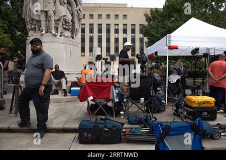 230804 -- WASHINGTON, 4 agosto 2023 -- i media attendono l'arrivo dell'ex presidente degli Stati Uniti Donald Trump fuori dalla Corte di giustizia degli Stati Uniti E. Barrett Prettyman, a Washington D.C., negli Stati Uniti, 3 agosto 2023. L'ex presidente degli Stati Uniti Donald Trump giovedì si è dichiarato non colpevole delle accuse federali contro di lui per aver complottato per rovesciare le elezioni presidenziali del 2020, hanno riferito i media statunitensi. Foto di /Xinhua U.S.-WASHINGTON, D.C.-DONALD TRUMP-FEDERAL CHARGES-NOT GUILTY DICHIARANDO AaronxSchwartz PUBLICATIONxNOTxINxCHN Foto Stock