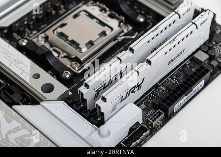 Primo piano del processore AMD Ryzen 9 7950X3D. Foto studio. Foto Stock