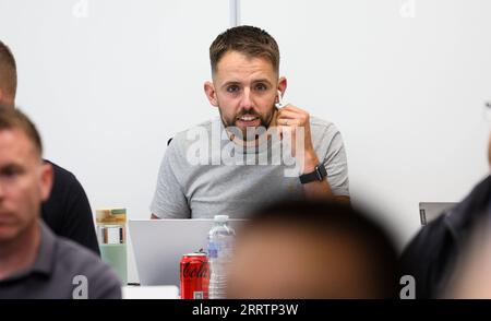 SOLO PER USO EDITORIALE non utilizzare con audio, video, dati, elenchi di appuntamenti al di fuori dell'UE, loghi di club/campionato o servizi live non autorizzati. L'uso online in-match è limitato a 45 immagini 15 in più. Non consente di emulare immagini in movimento. Nessun utilizzo in scommesse, giochi o pubblicazioni/servizi per singoli club/campionato/giocatori. Credito obbligatorio: Foto di 14033616ao QPR 2023/24 season kit Reveal with, Gareth Ainsworth - QPR Manager, Jimmy Dunne di QPR, Sam Field of QPR, Osman Kakay di QPR, Joe Walsh di QPR e Junior Hoops - condotto da Paul Morrissey. Queens Park Rangers Kit Reveal, Heston Training Ground, Londra, Regno Unito - 04 Ju Foto Stock