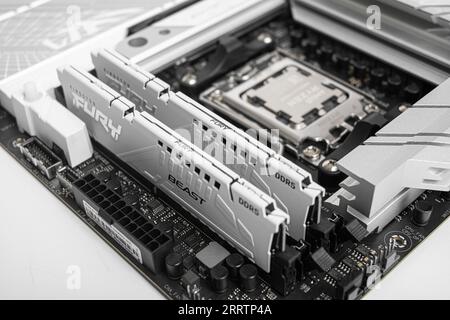 Primo piano del processore AMD Ryzen 9 7950X3D. Foto studio. Foto Stock