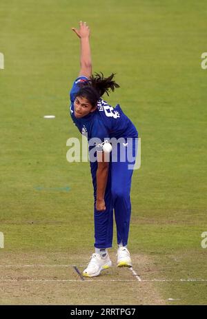 Il bowling inglese Mahika Gaur durante la prima partita internazionale di un giorno al Seat Unique Riverside, Chester-le-Street. Data immagine: Sabato 9 settembre 2023. Foto Stock