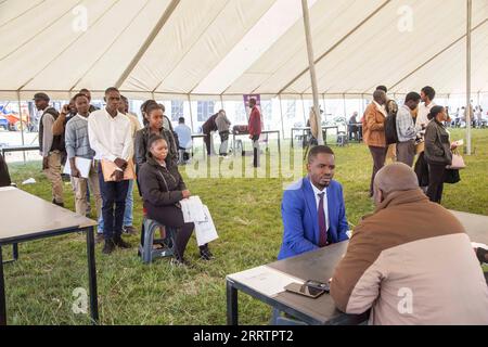 230806 -- LUSAKA, 6 agosto 2023 -- Job Seekers si accodano durante una job expo ai margini della 95a fiera agricola e commerciale di Lusaka, Zambia, 4 agosto 2023. PER ANDARE CON le aziende cinesi utilizzare la fiera agricola e commerciale dello Zambia per attrarre persone in cerca di lavoro foto di /Xinhua ZAMBIA-LUSAKA-CHINESE FIRMS-JOB EXPO MartinxMbangweta PUBLICATIONxNOTxINxCHN Foto Stock