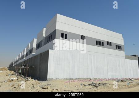 230807 -- GOVERNATORATO DI AHMADI, 7 agosto 2023 -- i lavoratori lavorano nel cantiere di un progetto di alloggi intrapreso dalle imprese cinesi nel Governatorato di Ahmadi, Kuwait, 6 agosto 2023. Il progetto immobiliare, costruito congiuntamente da Power Construction Corporation of China PowerChina e China Railway Group Limited CREC, ha sede nel Governatorato di Ahmadi. Con 597 edifici residenziali e negozi, così come altre costruzioni infrastrutturali, l'area totale è di circa 630.000 metri quadrati. Il progetto è pianificato per essere completato nel 2024. KUWAIT-AHMADI GOVERNATORATO-PROGETTO DI ALLOGGI-COMPAN CINESE Foto Stock