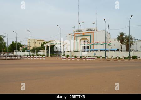 230810 -- NIAMEY, 10 agosto 2023 -- questa foto scattata il 6 agosto 2023 mostra la costruzione dell'Assemblea Nazionale del Niger a Niamey, capitale del Niger. Xinhua titoli: Come il colpo di stato militare in Niger potrebbe diffondersi nell'Africa occidentale ZhengxYangzi PUBLICATIONxNOTxINxCHN Foto Stock
