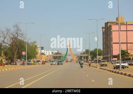 230810 -- NIAMEY, 10 agosto 2023 -- questa foto scattata il 6 agosto 2023 mostra una vista stradale di Niamey, capitale del Niger. Xinhua titoli: Come il colpo di stato militare in Niger potrebbe diffondersi nell'Africa occidentale ZhengxYangzi PUBLICATIONxNOTxINxCHN Foto Stock
