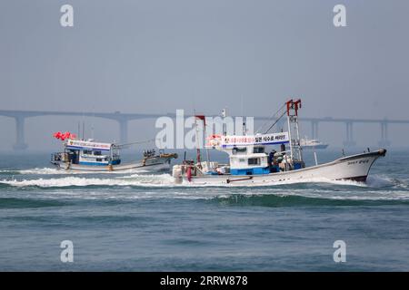 230814 -- INCHEON, 14 agosto 2023 -- barche da pesca salpano per protestare contro lo scarico pianificato del Giappone di acque reflue radioattive nell'oceano, nelle acque al largo di Incheon, Corea del Sud, 14 agosto 2023. Lunedì un gruppo di pescherecci sudcoreani ha organizzato una parata marittima nelle acque al largo della città portuale occidentale di Incheon, nell'ambito degli sforzi compiuti dai pescatori locali negli ultimi mesi per esprimere la loro ferma opposizione al previsto scarico giapponese di acque reflue radioattive nel oceano. Oltre 50 pescherecci partono da un molo di Incheon per un viaggio parallelo, navigando per circa un ettaro Foto Stock