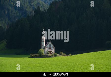 Magnifico villaggio di Santa Maddalena con la vecchia St Chiesa di Johann nelle Dolomiti in Val di Funes, alto Adige, Italia Foto Stock