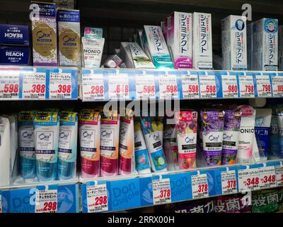 230818 -- TOKYO, 18 agosto 2023 -- questa foto scattata il 16 agosto 2023 mostra uno scaffale in un supermercato a Tokyo, in Giappone. I prezzi al consumo principali del Giappone sono aumentati per il 23° mese di luglio anno dopo anno, ha dichiarato il governo in un rapporto di venerdì. CPI-UP CON NUCLEO GIAPPONESE ZhangxXiaoyu PUBLICATIONxNOTxINxCHN Foto Stock