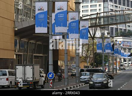 230818 -- JOHANNESBURG, 18 agosto 2023 -- i cartelli del 15 ° vertice BRICS sono visti in una strada di Johannesburg, Sudafrica, 17 agosto 2023. Il quindicesimo vertice BRICS si terrà a Johannesburg, in Sudafrica, il 22 e 24 agosto. SUDAFRICA-JOHANNESBURG-15° VERTICE BRICS-PREPARAZIONE CHENXCHENG PUBLICATIONXNOTXINXCHN Foto Stock