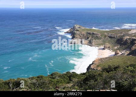 230818 -- CITTÀ DEL CAPO, 18 agosto 2023 -- questa foto scattata il 12 agosto 2023 mostra una vista del Capo di buona speranza a città del Capo, in Sudafrica. Il Sudafrica, che terrà il 15° vertice BRICS questo mese, è il paese più meridionale dell'Africa. È l'unico paese al mondo con tre capitali, con Pretoria come capitale amministrativa, città del Capo come capitale legislativa e Bloemfontein la capitale giudiziaria. Altre grandi città sono Johannesburg e Durban. Il Sud Africa ha un clima piacevole e famose destinazioni turistiche come Capo di buona speranza, il Parco Nazionale di Kruger e il Table Mountai Foto Stock