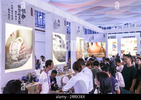 230817 -- KUNMING, 17 agosto 2023 -- People visit the 7th China-South Asia Exposition in Kunming, South West China S Yunnan Province, 17 agosto 2023. La settima esposizione Cina-Asia meridionale ha aperto qui mercoledì. CHINA-YUNNAN-KUNMING-SOUTH ASIA-EXPO CN CUIXWEN PUBLICATIONXNOTXINXCHN Foto Stock