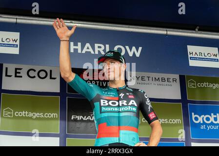 Il vincitore Danny van Poppel festeggia la gara ciclistica del Tour of Britain Stage 6 al traguardo di Harlow, Essex, Regno Unito Foto Stock