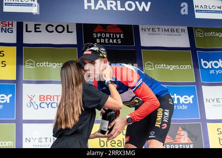 Wout van Aert vincitore della maglia del leader nella gara ciclistica Tour of Britain fase 6 al traguardo di Harlow, Essex, Regno Unito. Pilota Jumbo-Visma Foto Stock