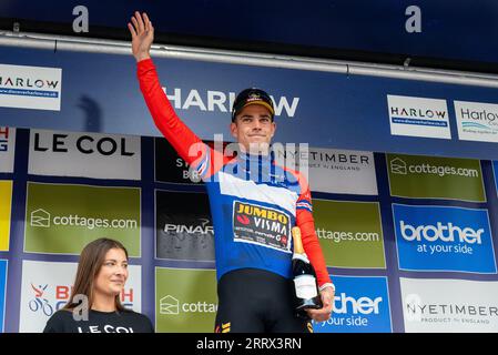 Wout van Aert vincitore della maglia del leader nella gara ciclistica Tour of Britain fase 6 al traguardo di Harlow, Essex, Regno Unito. Pilota Jumbo-Visma Foto Stock