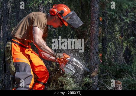 230818 -- NORTHWEST TERRITORIES CANADA, 18 agosto 2023 -- foto scattata il 16 agosto 2023 mostra un membro del Constructing a Firebreak a Yellowknife, Northwest Territories, Canada. Il governo dei territori del Nord-Ovest del Canada ha dichiarato lo stato di emergenza martedì e ha emesso l'ordine di evacuazione mercoledì in risposta a incendi fuori controllo. È in corso l'evacuazione di massa delle aree del territorio, compresa la capitale Yellowknife, la più grande comunità del territorio con una popolazione di oltre 20.000. Ai residenti è stato ordinato di andarsene entro mezzogiorno di venerdì. /Handout via Xinhua CANADA Foto Stock