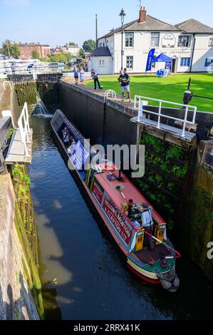 La storica barca stretta Bramble porta i visitatori a Stourport sul Severn in un viaggio attraverso le chiuse del bacino del canale Foto Stock