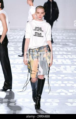 New York, Vereinigte Staaten. 8 settembre 2023. HELMUT LANG Primavera-Estate 2024 Runway durante la New York Fashion Week il 2023 settembre - New York City; Stati Uniti; 08/09/2023 Credit: dpa/Alamy Live News Foto Stock