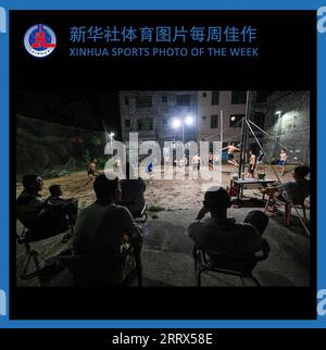 230821 -- PECHINO, 21 agosto 2023 -- XINHUA FOTO SPORTIVA DELLA SETTIMANA dal 14 agosto al 20 agosto 2023 TRASMESSA il 21 agosto 2023. La gente assiste a una partita di Beach volley a Dongge Town, nella provincia di Hainan, nella Cina meridionale, il 18 luglio 2023. La gente del posto si e' pagata per costruire la corte. SPXINHUA FOTO SPORTIVA DELLA SETTIMANA PUXXIAOXU PUBLICATIONXNOTXINXCHN Foto Stock