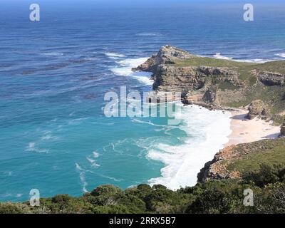 230818 -- CITTÀ DEL CAPO, 18 agosto 2023 -- questa foto scattata il 12 agosto 2023 mostra una vista del Capo di buona speranza a città del Capo, in Sudafrica. Il Sudafrica, che terrà il 15° vertice BRICS questo mese, è il paese più meridionale dell'Africa. È l'unico paese al mondo con tre capitali, con Pretoria come capitale amministrativa, città del Capo come capitale legislativa e Bloemfontein la capitale giudiziaria. Altre grandi città sono Johannesburg e Durban. Il Sud Africa ha un clima piacevole e famose destinazioni turistiche come Capo di buona speranza, il Parco Nazionale di Kruger e il Table Mountai Foto Stock