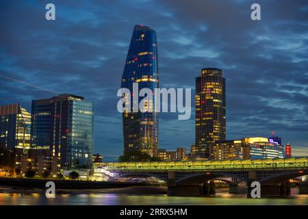 Blackfriars Bridge, One Blackfriars, South Bank Tower, il Tamigi di notte, Blue Hour a Londra Foto Stock