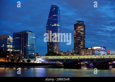 Blackfriars Bridge, One Blackfriars, South Bank Tower, il Tamigi di notte, Blue Hour a Londra Foto Stock