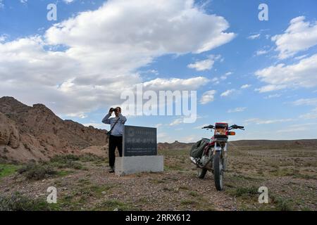 230822 -- HOHHOT, 22 agosto 2023 -- Dong Haining usa un binocolo per osservare una sezione della grande Muraglia nel nord della Cina, 20 agosto 2023. Dong Haining, 42 anni, è stato protettore della grande Muraglia dal 2016. Nel corso degli anni, ha pattugliato una sezione della grande Muraglia situata nelle montagne Helan mentre ripuliva rifiuti e erbacce, ricordando ai turisti di preservare il muro. CHINA-HELAN MOUNTAINS-GREAT WALL-PROTECTION CN LIUXJINHAI PUBLICATIONXNOTXINXCHN Foto Stock