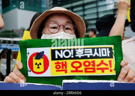 230823 -- SEOUL, 23 agosto 2023 -- Un uomo si riunisce per protestare contro la decisione del Giappone di iniziare a rilasciare acque reflue contaminate dal nucleare vicino all'ambasciata giapponese a Seoul, Corea del Sud, 22 agosto 2023. Nonostante le preoccupazioni dell'opinione pubblica e l'opposizione infuocata sia dall'estero, martedì il governo giapponese ha dichiarato di aver deciso di iniziare a rilasciare nell'oceano, giovedì, le acque reflue contaminate dal nucleare della centrale nucleare di Fukushima Daiichi. COREA DEL SUD-SEUL-PROTESTA - SCARICO NUCLEARE DELLE ACQUE REFLUE DEL GIAPPONE WANGXYILIANG PUBLICATIONXNOTXINXCHN Foto Stock