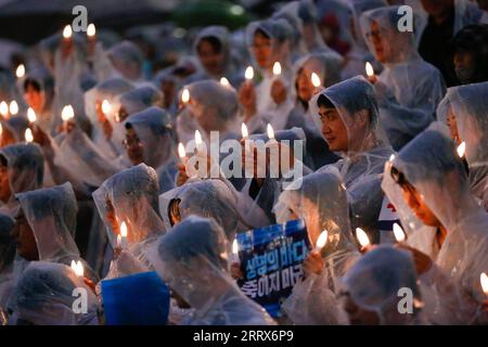 230823 -- SEOUL, 23 agosto 2023 -- la gente partecipa a una manifestazione organizzata dal principale partito democratico di opposizione della Corea del Sud per opporsi alla decisione del Giappone di iniziare a rilasciare acque reflue contaminate dal nucleare a Seul, Corea del Sud, 23 agosto 2023. COREA DEL SUD-SEUL-PROTESTA - SCARICO NUCLEARE DELLE ACQUE REFLUE DEL GIAPPONE WANGXYILIANG PUBLICATIONXNOTXINXCHN Foto Stock