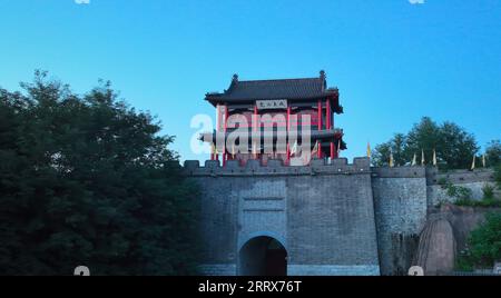 230824 -- DANDONG, 24 agosto 2023 -- questa foto aerea scattata il 23 agosto 2023 mostra lo scenario della sezione Hushan della grande Muraglia nella città di Dandong, nella provincia di Liaoning della Cina nordorientale. CHINA-LIAONING-GREAT WALL-HUSHAN SECTION-SCENARIOS CN YANGXQING PUBLICATIONXNOTXINXCHN Foto Stock