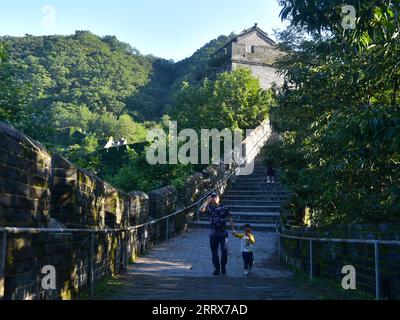 230824 -- DANDONG, 24 agosto 2023 -- la gente visita la sezione Hushan della grande Muraglia nella città di Dandong, provincia di Liaoning della Cina nord-orientale, 23 agosto 2023. CHINA-LIAONING-GREAT WALL-HUSHAN SECTION-SCENARIOS CN YANGXQING PUBLICATIONXNOTXINXCHN Foto Stock