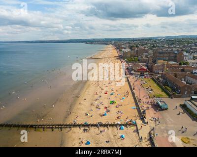 Edimburgo, Scozia, Regno Unito. 9 settembre 2023. Vista aerea della spiaggia di Portobello fuori Edimburgo, affollata dai visitatori che sfruttano al massimo il clima caldo e soleggiato intramontabile a settembre. Le temperature sono salite a 26 °C a Edimburgo il sabato. Iain Masterton/Alamy Live News Foto Stock