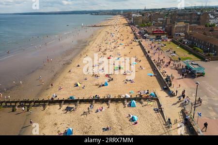 Edimburgo, Scozia, Regno Unito. 9 settembre 2023. Vista aerea della spiaggia di Portobello fuori Edimburgo, affollata dai visitatori che sfruttano al massimo il clima caldo e soleggiato intramontabile a settembre. Le temperature sono salite a 26 °C a Edimburgo il sabato. Iain Masterton/Alamy Live News Foto Stock