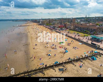 Edimburgo, Scozia, Regno Unito. 9 settembre 2023. Vista aerea della spiaggia di Portobello fuori Edimburgo, affollata dai visitatori che sfruttano al massimo il clima caldo e soleggiato intramontabile a settembre. Le temperature sono salite a 26 °C a Edimburgo il sabato. Iain Masterton/Alamy Live News Foto Stock