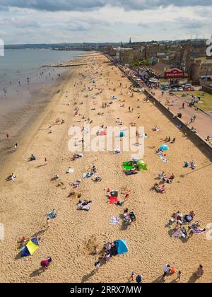 Edimburgo, Scozia, Regno Unito. 9 settembre 2023. Vista aerea della spiaggia di Portobello fuori Edimburgo, affollata dai visitatori che sfruttano al massimo il clima caldo e soleggiato intramontabile a settembre. Le temperature sono salite a 26 °C a Edimburgo il sabato. Iain Masterton/Alamy Live News Foto Stock