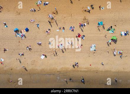 Edimburgo, Scozia, Regno Unito. 9 settembre 2023. Vista aerea della spiaggia di Portobello fuori Edimburgo, affollata dai visitatori che sfruttano al massimo il clima caldo e soleggiato intramontabile a settembre. Le temperature sono salite a 26 °C a Edimburgo il sabato. Iain Masterton/Alamy Live News Foto Stock