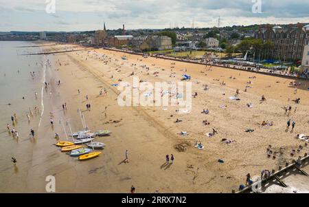 Edimburgo, Scozia, Regno Unito. 9 settembre 2023. Vista aerea della spiaggia di Portobello fuori Edimburgo, affollata dai visitatori che sfruttano al massimo il clima caldo e soleggiato intramontabile a settembre. Le temperature sono salite a 26 °C a Edimburgo il sabato. Iain Masterton/Alamy Live News Foto Stock