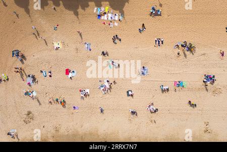 Edimburgo, Scozia, Regno Unito. 9 settembre 2023. Vista aerea della spiaggia di Portobello fuori Edimburgo, affollata dai visitatori che sfruttano al massimo il clima caldo e soleggiato intramontabile a settembre. Le temperature sono salite a 26 °C a Edimburgo il sabato. Iain Masterton/Alamy Live News Foto Stock